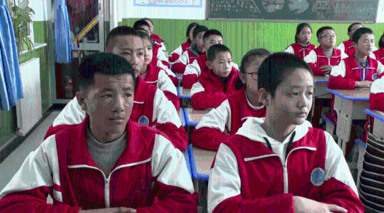 逃离废弃的卡车场