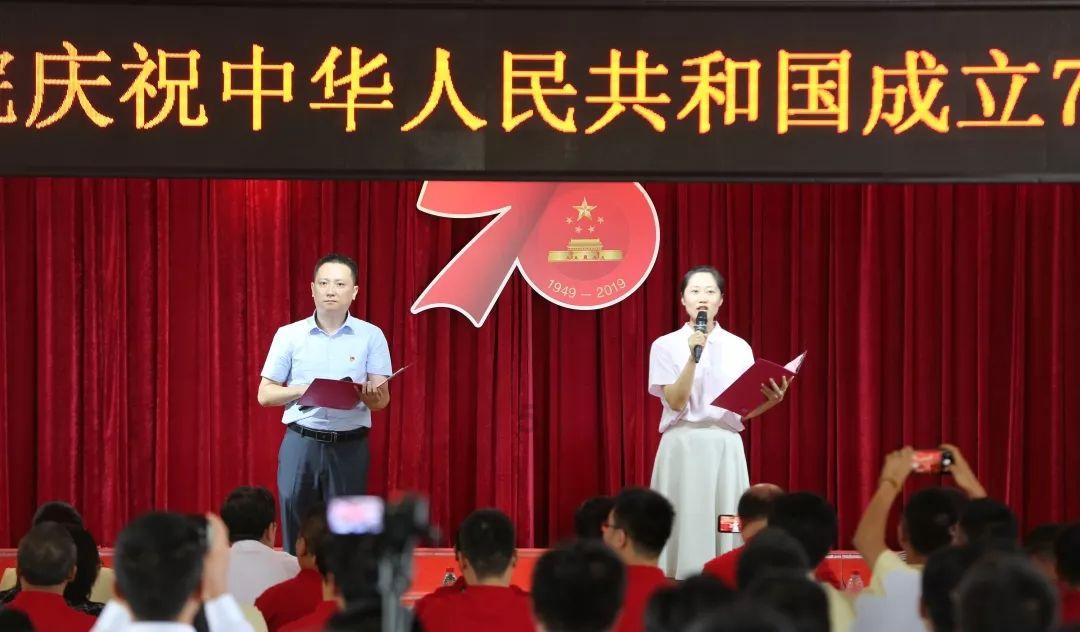 书法家进社区写春联福字 宣传传统文化弘扬好家风好家教