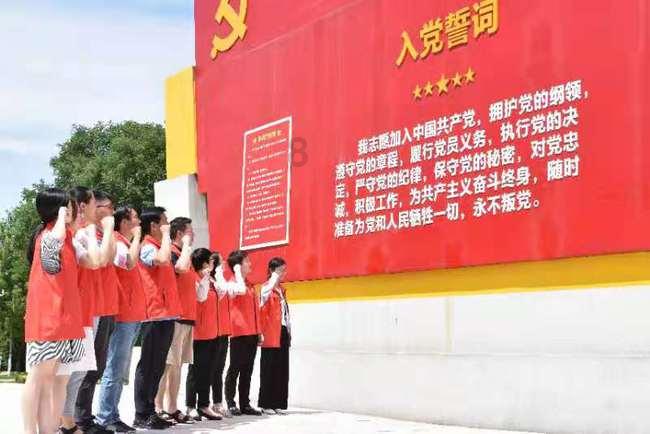 老人去世了，过年串门可以不。游戏画面