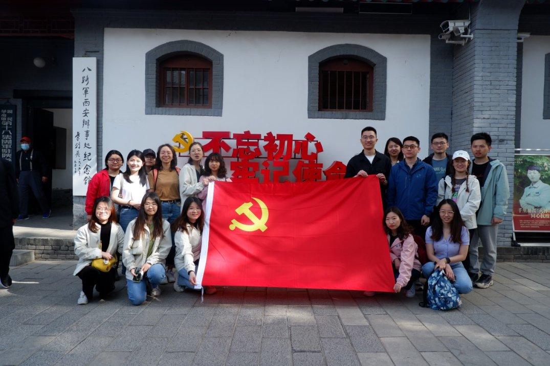 外卖小哥受伤，民警化身外卖员帮送餐，网友：这趟“兼职”真暖